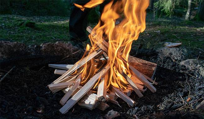 How to Make a Fire in a Humid Environment